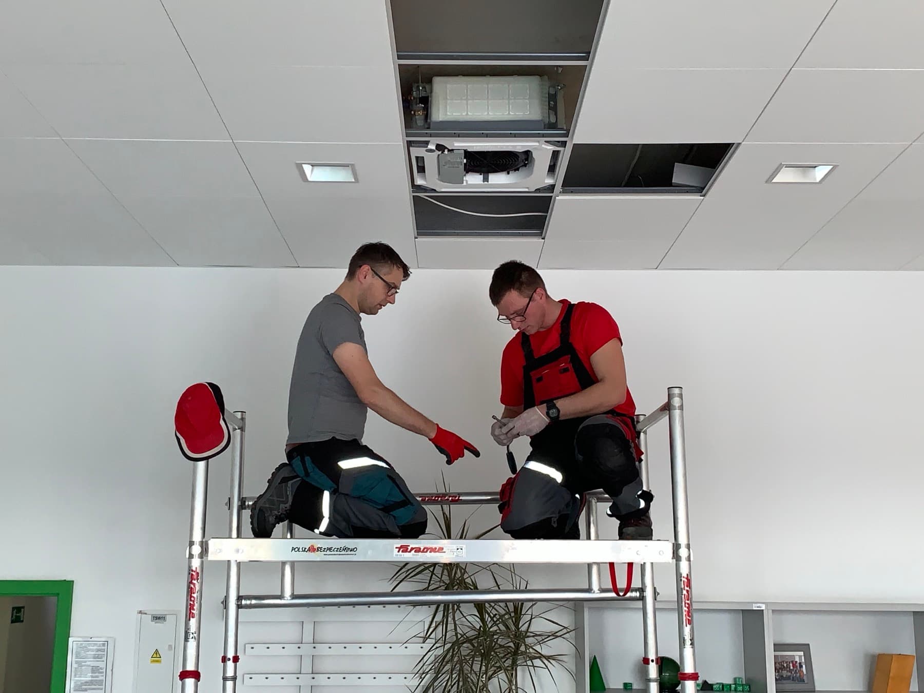 Montaż klimatyzacji i prace instalacyjne wewnątrz lokalu