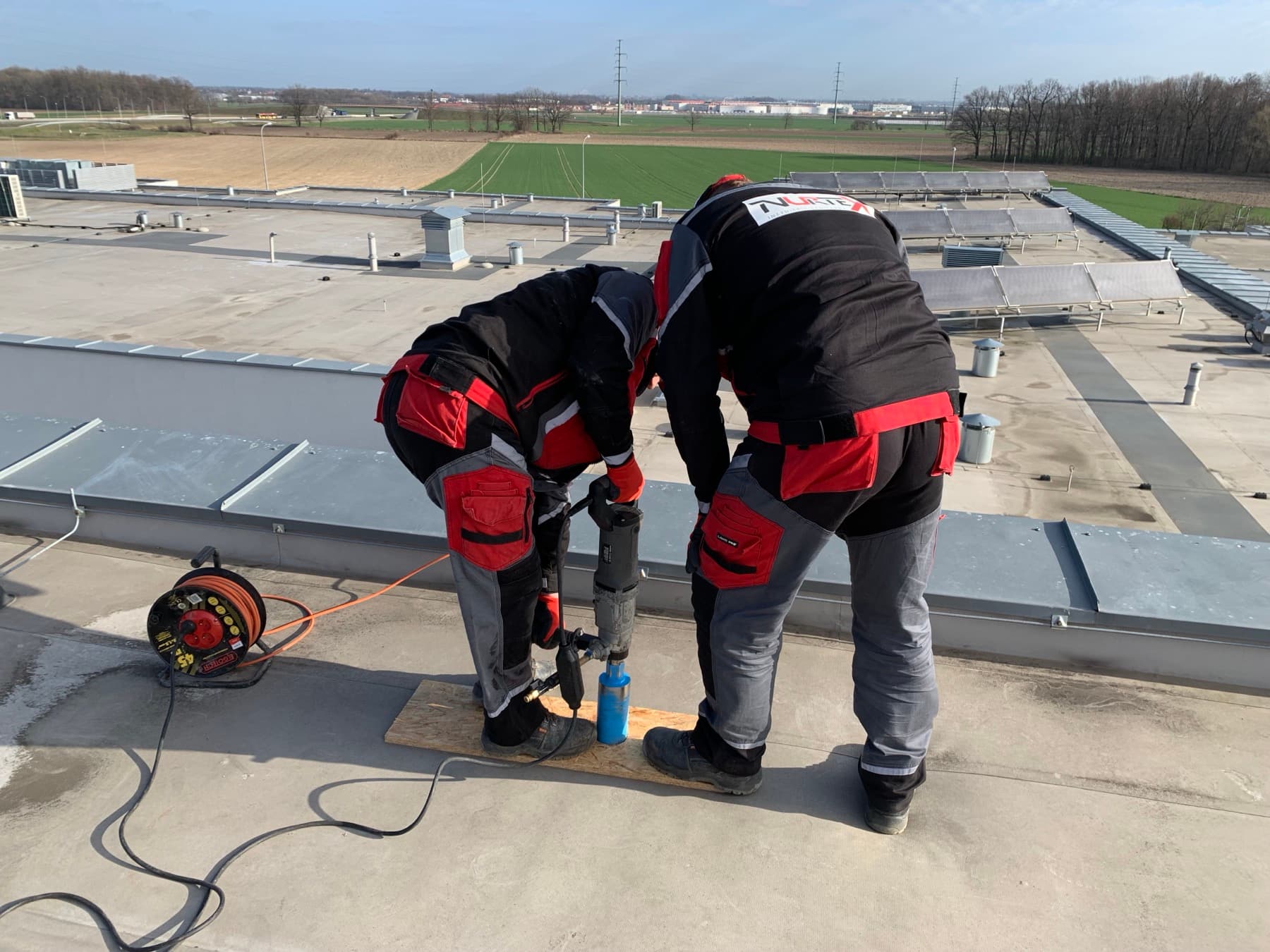 Technicy NURTEX przy instalacji klimatyzacji na dachu