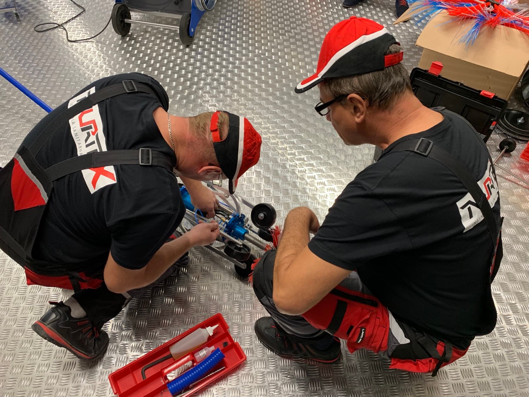 Technicy NURTEX podczas czyszczenia elementów instalacji